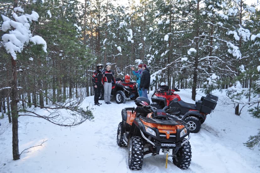 Aizraujošs brauciens ar kvadracikliem (2-4 pers., 1h, Rīga)