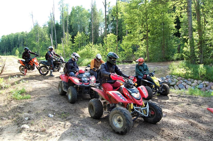 Kvadraciklu ekskursija “Meža ezeru tūre” draugu kompānijā Vecumniekos (6 pers.)