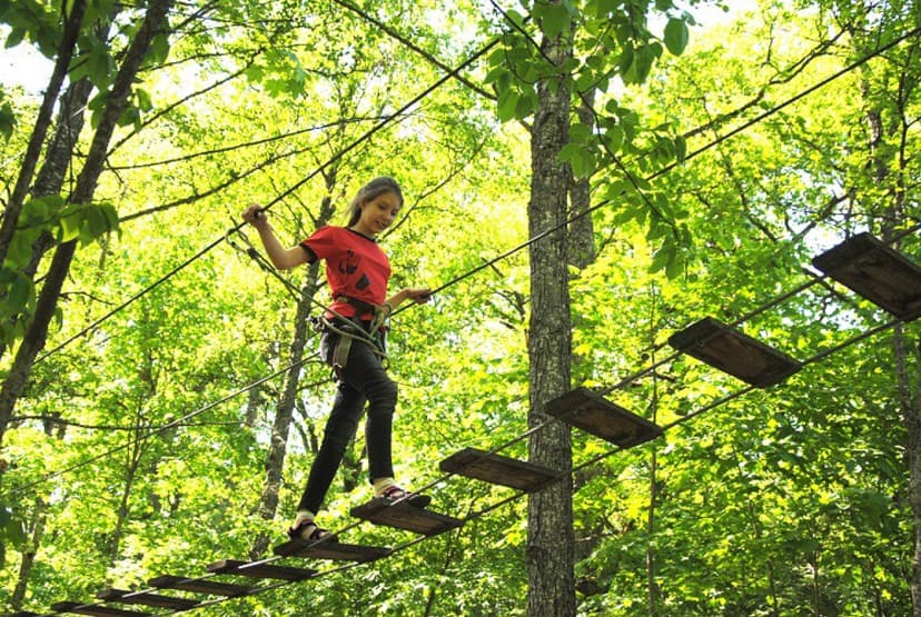 Kāpšanas takas pusaudzim Valgerannas Piedzīvojumu parkā