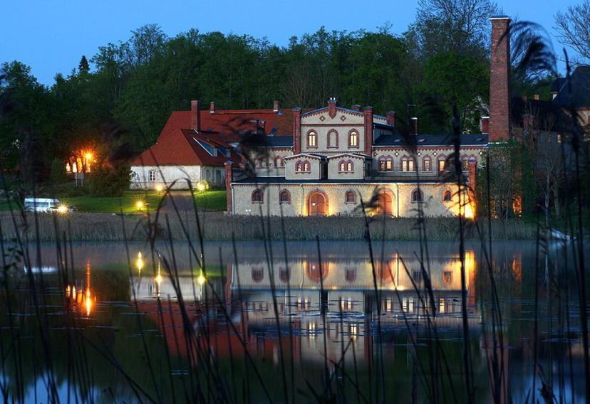 Romantiskas brīvdienas maģiskā degvīna ražotnē