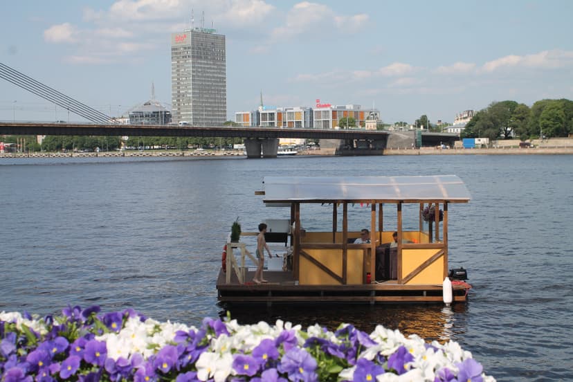 Atpūta uz peldošās grila terases