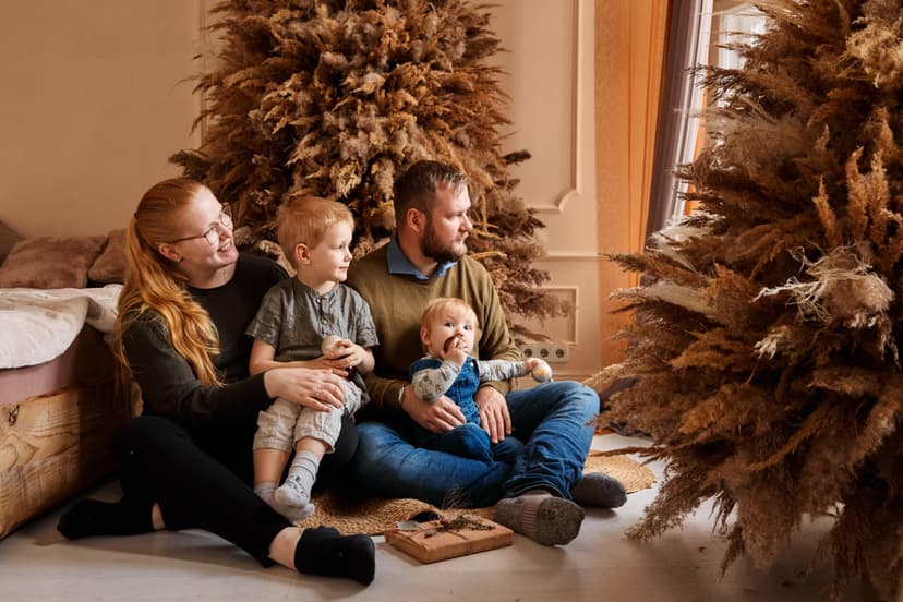 Ģimenes fotosesija ar tematiskām dekorācijām (1h)