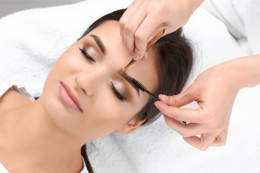 Uzacu korekcija un krāsošana + skropstu krāsošana