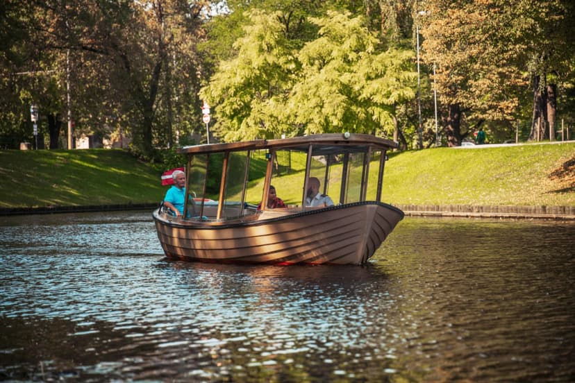 Brauciens ar kuģīti pa Rīgas kanālu un Daugavu diviem