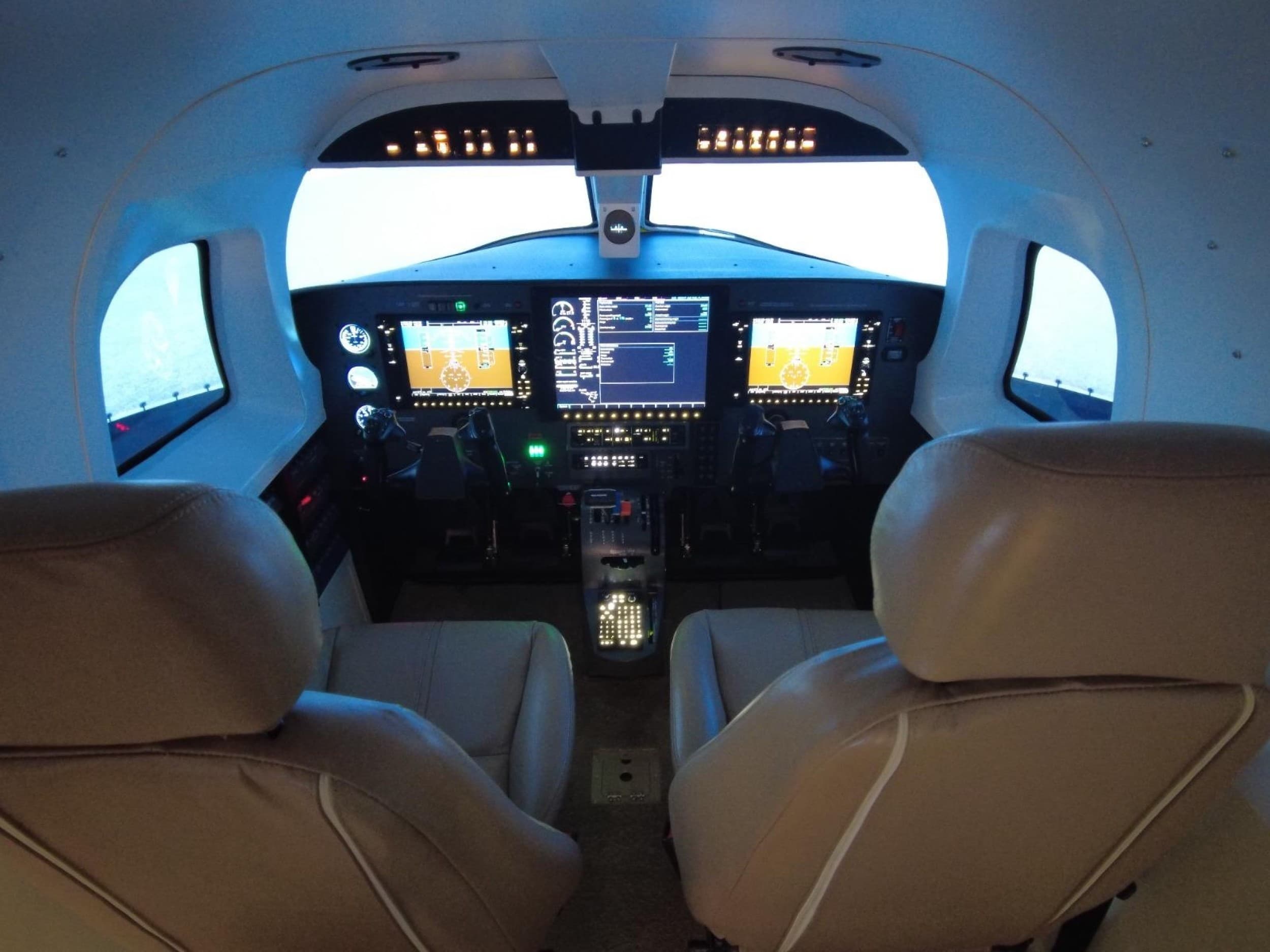 AvioSim Rīgā – lidojums ar aviosimulatoru 1–2 personām | Davanu Serviss