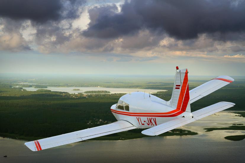 Privāts lidojums ar lidmašīnu virs Rīgas diviem