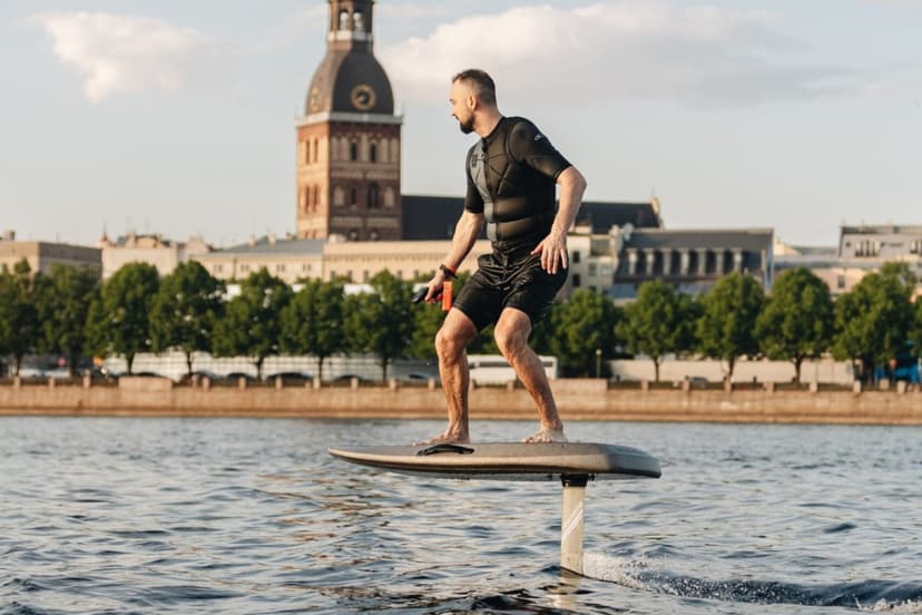 E-foil piedzīvojums Rīgas ūdeņos – 30 min. lidojums virs ūdens