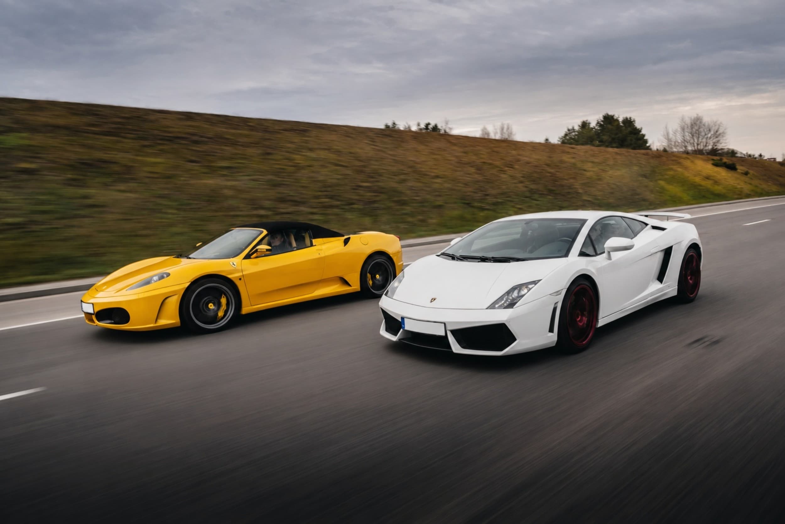 Brauciens ar Ferrari vai Lamborghini Biķernieku trasē (8 apļi)