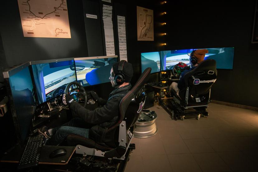 1 stundas izbrauciens ar profesionāliem auto sacīkšu simulatoriem 2 personām