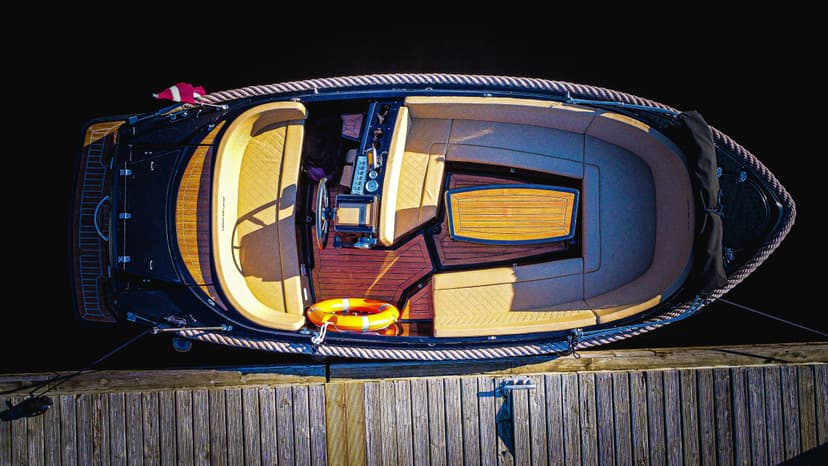 Jautrs pilsētas kanāla brauciens ar Kapteiņa Laivu "Dāvids" (6 pers.)