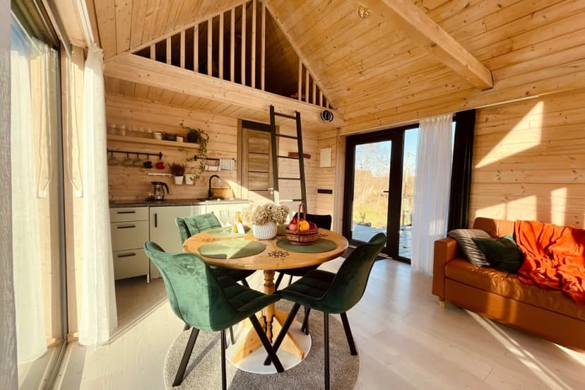 Smiltsērkšķu namiņš – 1 nakts dabas ielokā un kubls diviem