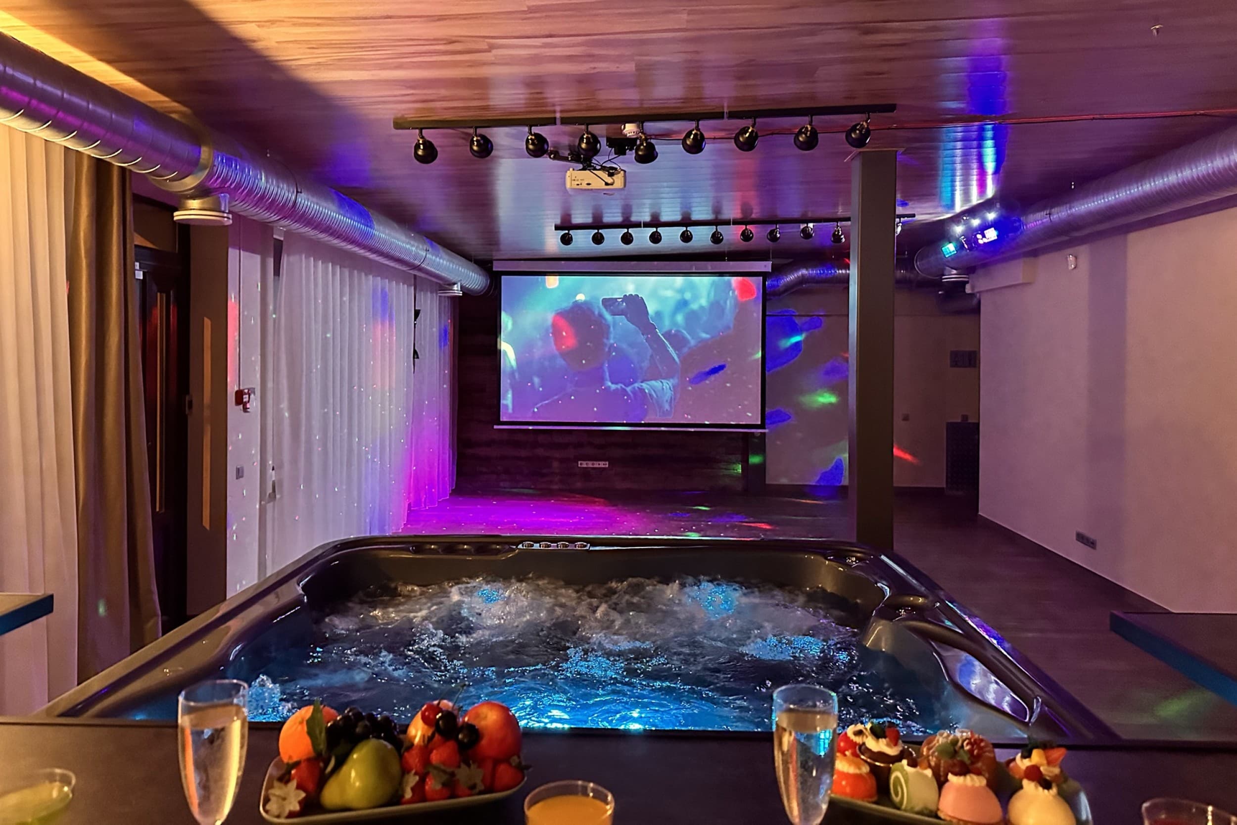 Skyhouse SPA Cinema: 1 nakts ar SPA un kino 2–4 personām | Davanu Serviss